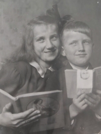 Se sestrou Jiřinou během školních let po druhé světové válce