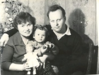 Zdenka Cerhová s manželem a dcerou, rok 1965