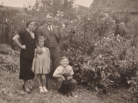 Mum, dad and sister Eva, 1930s