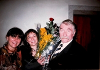 Beatrice Landovská (uprostřed) s matkou Helenou Albertovou a otcem Pavlem Landovským