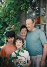 Zdenka Cerhová s vnoučaty, rok 1996
