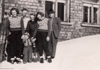 With siblings and parents, 1956