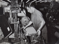 Antonín Pavelka v textilní továrně v Červené Vodě, 70. léta 20. století