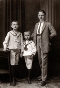 Bratři Gebertovi ve Stříteži, vpravo Miroslav Gebert, otec pamětníka, 1910
