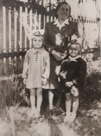 Getruda Dýblová s dcerami Květou a Irenou, 1943