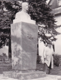 Pomník TGM v Liptále se svým autorem Antonínem Chromkem, 28. října 1968