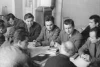 Václav Krajník (třetí zleva) během studia elektrárenské chemie na VŠCHT, kolem roku 1966