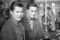 Pamětník (vpravo) během studia na střední škole ve Dvoře Králové, 1956