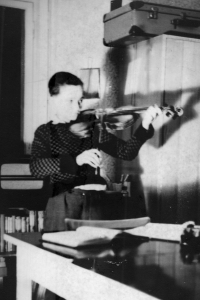 Václav Krajník při hře na housle, ještě když rodina žila v Krpech, rok 1948