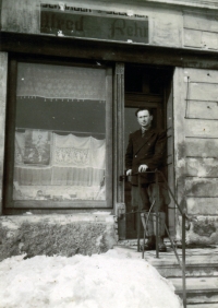 Michal Virák Sr in front of his tobacconist’s in Unčín (Krupka today) after the war