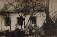 Matka Anna Kalousková (1906-1989) uprostřed se sousedkami, Žampach, 30. léta 20. století