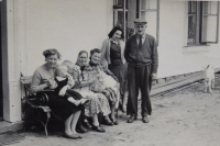Milada (stojící) s otcem (vpravo) a matkou (držící psa), Dolní Orlice, kolem roku 1959