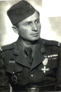 Michal Virák st. s válečným křížem na hrudi
