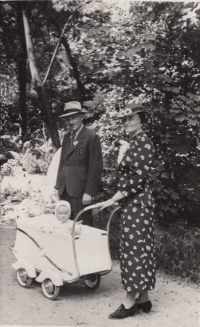 Parents with little Jarmila in Prostějov, 1938