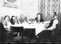 Rodina Teplíkova s Eduardem Markem v roce 1943, zleva maminka, Libuše Teplíková, Eduard Marek, bratr Libuše František, otec František Teplík