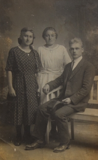 Sourozenci Anna (matka Milady), Hedvika a Bohumil Benešovi z Lanšperka, kolem roku 1920