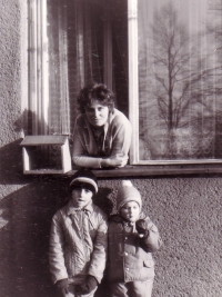 Manželka Jiřího Voženílka Marie s dětmi v roce 1970
