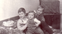 Děti Jiřího Voženílka Miroslav a Iva se svým bratrancem v roce 1971
