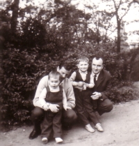 Jiří Voženílek s bratrem a svými dětmi Miroslavem a Ivou, 70. léta.
