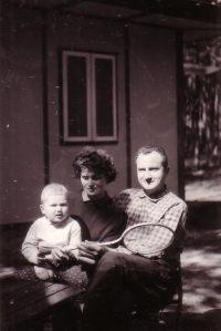 Jiří Voženílek s manželkou Marií a synem Miroslavem ve Starých Splavech v roce 1964