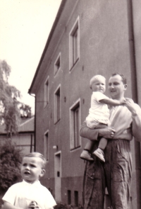 Jiří Voženílek s dětmi, synem Miroslavem a dcerou Ivou, v 60. letech