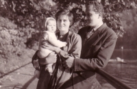 Jiří Voženílek s manželkou Marií a synem Miroslavem v roce 1964 na přehradě Harcov v Liberci.
