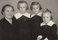 Rodinná fotografie s matkou a se sestrami, z 50. let, paní Valová je druhá zleva 