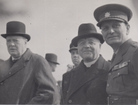 Winston Churchill (vlevo), z archivu tchána Vladimíra Frajta
