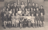 Pamětník (první sedící zprava) v sedmé třídě, Plzeň, 1950