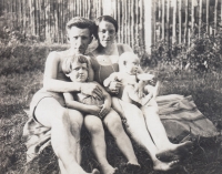 Pamětník na klíně u maminky Marie na rodinném výletě, 1938