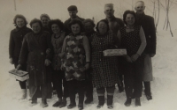 Winter's work of cooperative farmers - making strawberry baskets in Králíky; Václav Kalousek is standing second from right, 1960s