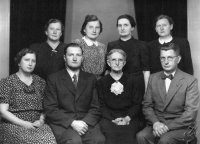 Milan Černín's great-grandmother Klára Vacínová (in the front row with glasses) with her children, in the second row above her is witness' grandmother Sommer / about 1941 

