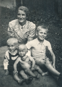 Antonín Lébr with his mother and his brother, Prague, 1943 

