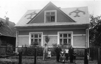 Velykyj Byčkiv, summer 1937. On the left, the father with the witness, on the right Švamberk, the owner of the house, with his son Ferk. Mom is looking out the window