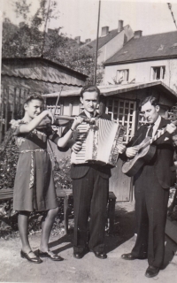 Anděla Plačková playing violin in Brno in 1943