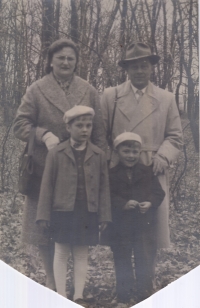 Anděla Plačková with her children and husband in 1960