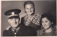 Anděla Plačková with parents in Brno in 1942