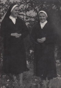 Po prvních řeholních slibech, sestra Václava vlevo, sestra Františka vpravo