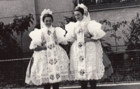 Františka Řezáčová vlevo se sestrou Marií v bojanovickém kroji