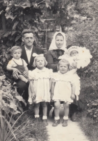 Františka Řezáčová v bílých šatech (vpravo), vedle ní sestra Marie, v náručí tatínka bratr Petr, maminka drží sestru Anežku