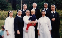 Na dovolené, sestry v bílém zleva Františka, Václava s malou Haničkou a Marie