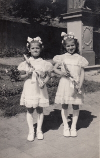 Zleva sestry Františka Řezáčová a Marie Řezáčová na prvním svatém přijímání v roce 1958 