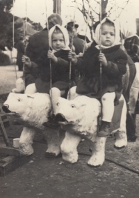 Zleva Marie Řezáčová a její sestra Františka Řezáčová na hodech při příležitosti svátku svatého Václava v Dolních Bojanovicích
