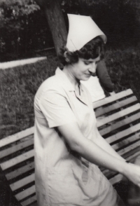 Marie Řezáčová v roce 1975 jako ošetřovatelka v Ústavu sociální péče pro děti a mládež