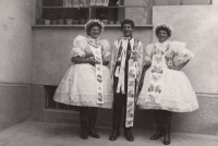 Zleva sourozenci Marie, Petr a Františka Řezáčovi v bojanovském kroji v roce 1967