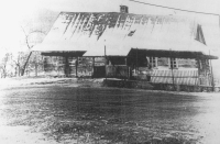 Chalupa v Komorní Lhotce, kde Janina Unicka žila s rodiči a sestrami během nacistické okupace / 1941
