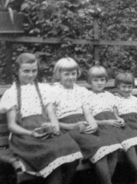 Janina Unicka with her older sisters / Komorní Lhotka / 1937
