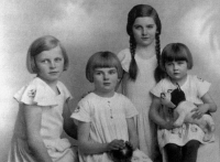 Janina Unicka se staršími sestrami / 1934