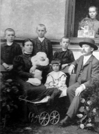 Prarodiče pamětnice z otcovy strany s dětmi / nejstarší byl její otec Jan Unicki / 1906