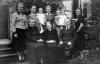Janina Unicka (stojící úplně vpravo) s rodiči a sestrami / Komorní Lhotka / 1950